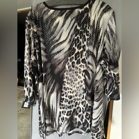 Interplay Couture sequined top. Brand new. Never worn. - Picture 2 of 8